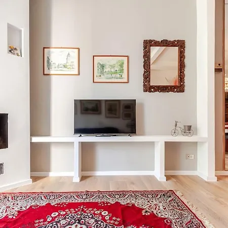 L For Mandello del Lario