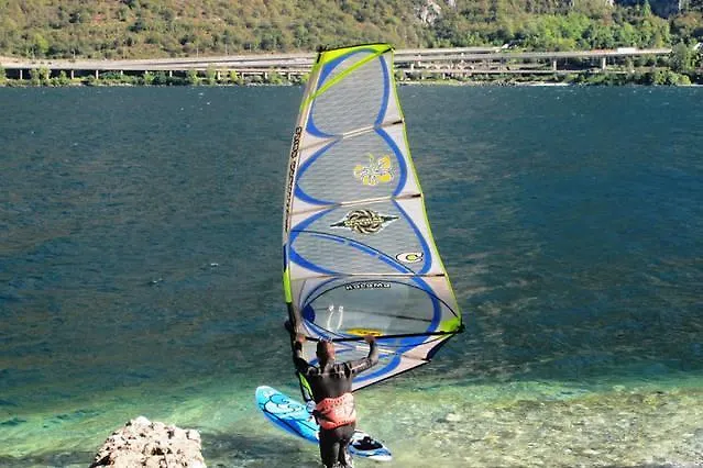 L For * 曼代洛-德尔拉里奥