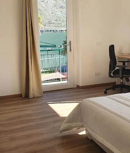 L For * 曼代洛-德尔拉里奥