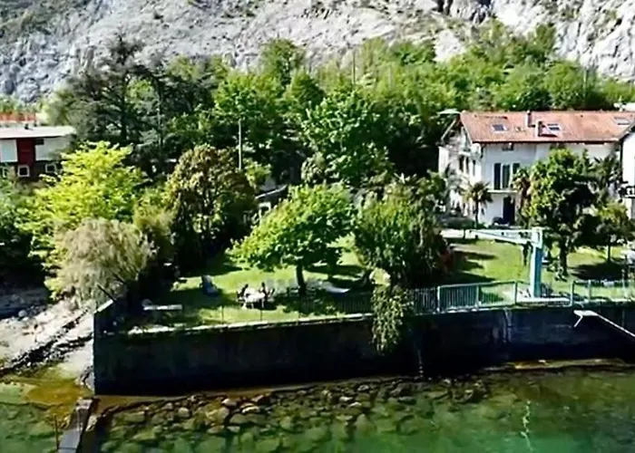 L For * 曼代洛-德尔拉里奥