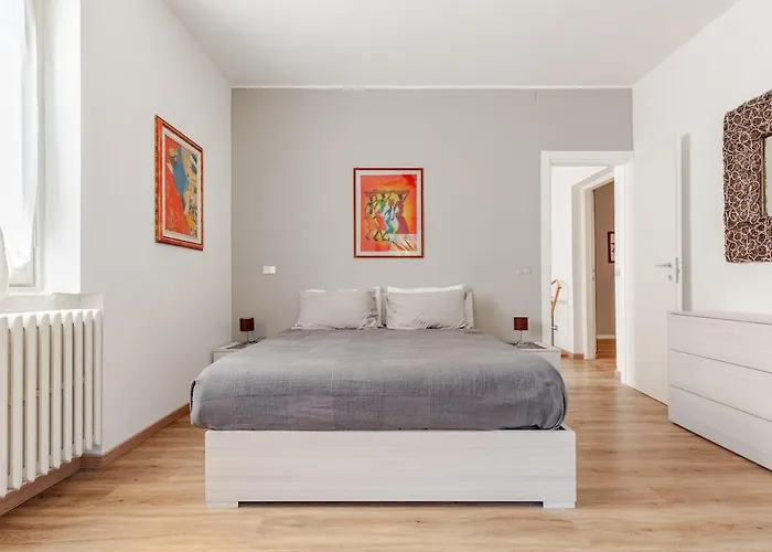 L For * 曼代洛-德尔拉里奥