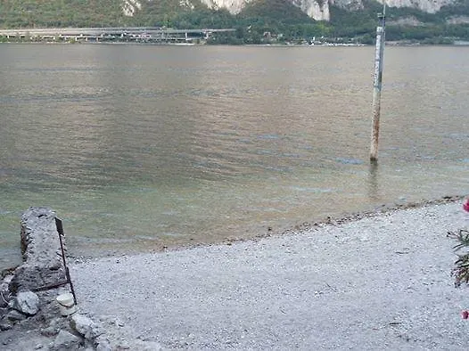 L For * 曼代洛-德尔拉里奥